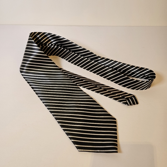 Benchi black and white stripe men's tie - Picture 2 of 6